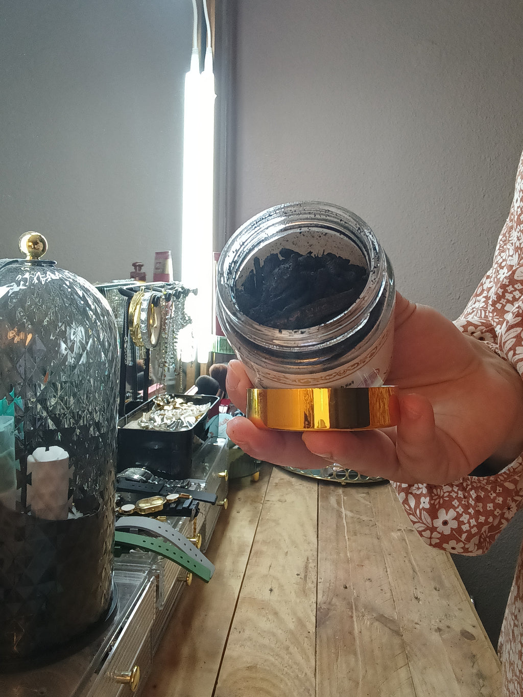 Bkhor Oud,con pinzas y carbón