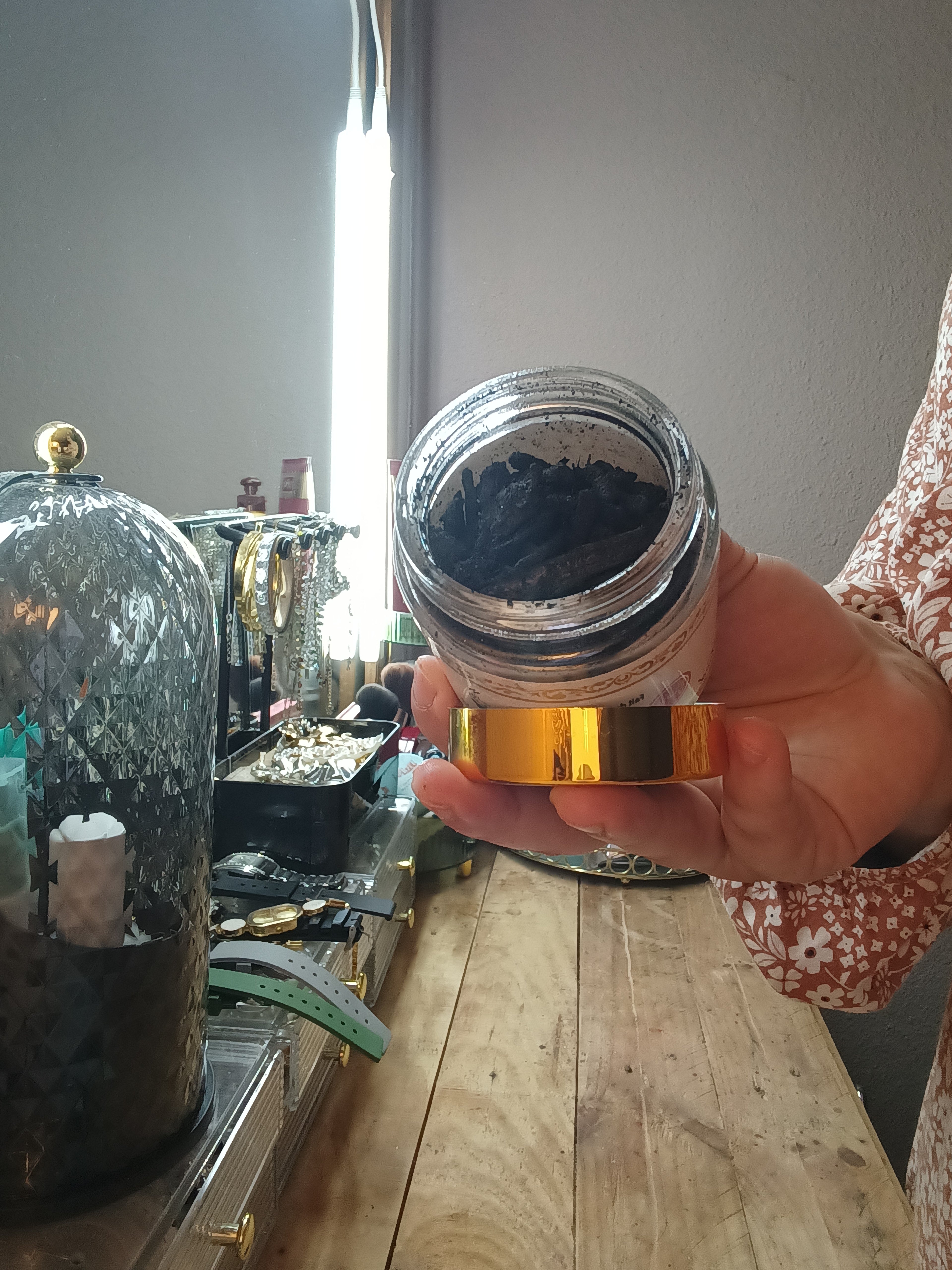 Bkhor Oud,con pinzas y carbón