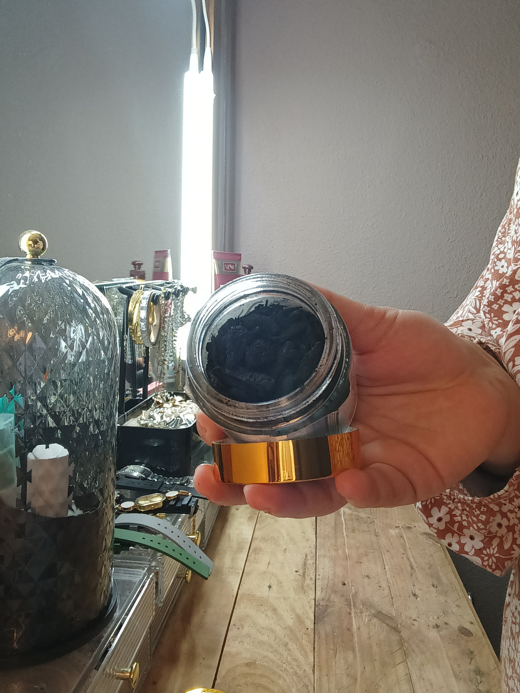 Bkhor Musk Al Ghazal,pinzas y carbón